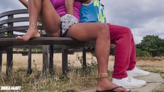 在公园里 - 我勾引了一个男人，让他摸我的阴户