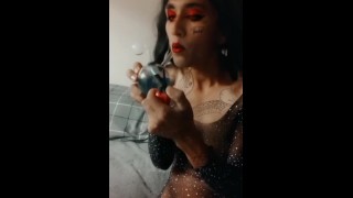 Pequeña Latina fumar y soplar nubes - 6