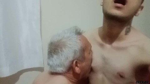 VIEJO Y CHICO TIENEN SEXO CALIENTE EN CASA