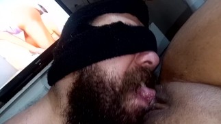 Ich setze den Cuckold ein, um meine Muschi zu lecken und zu lutschen, während ich Pornos😋🤤💦 schaue