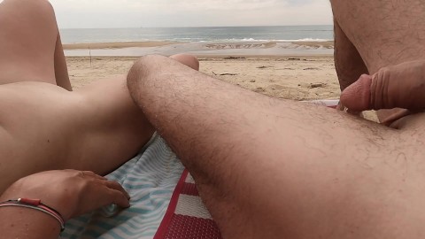 SESSO IN SPIAGGIA PUBBLICA nudo Lo masturbo la gente ci vede che viene comunque