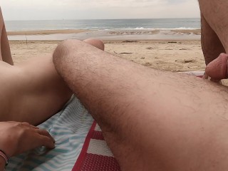 公共のビーチでのセックス裸で私は彼をしごきます人々は私たちを見てとにかく彼は絶頂します