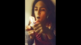 Petite Latina rook en pijpwolken - 11