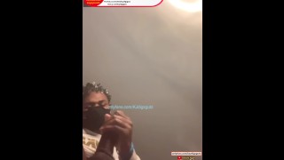 Teen fait noix sa grosse bite noire devant sa lumière ring (vidéo complète sur onlyfans et fansly)