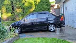 Une femme trans sexy t4t lave sa voiture sale pour la gueule affamée du capitalisme avec un gros plug en verre