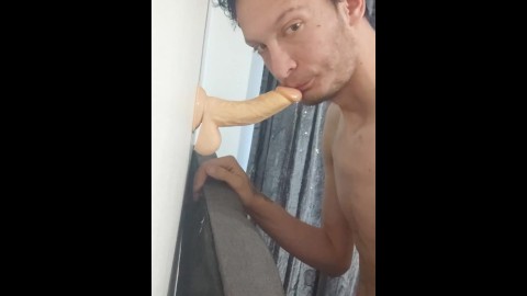 Oefenen met deepthroat mijn aan de muur gemonteerde dildo