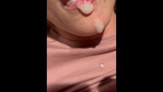 Ma copine s’est masturbée avant d’aller au lit, tenant ma bite et je l’ai baisée et joui dans sa bouche