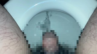 [Soggettivo] Selfie di pipì nella toilette di casa