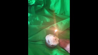 Entrenador Silver Fox te desea un cumpleaños feliz con su pie y pastel