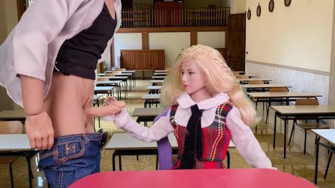 Bambola studentessa fa sesso con il professore a scuola