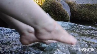 Mis pies desnudos descalzos, jugando en el agua salvaje del río, fetiche de pies, fetiche de la naturaleza