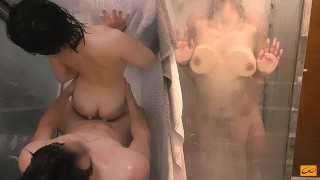 부모님이 자리를 비운 동안 샤워실에서 이복 누이와 섹스를 해요.