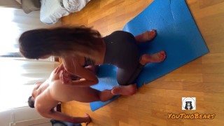 Ze Maakt Me Geil Door Yoga Te Doen, Ze Zuigt Me En Eet Mijn Kont Tot Ik Klaarkom In Haar Legging
