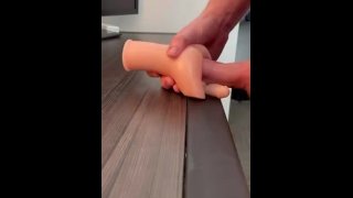 Колотка Fleshlight случайно кончает на весь стол