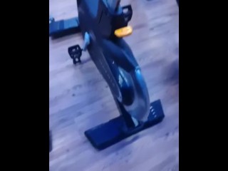 Я в спортзале, с каждым днем мне становится все жарче.