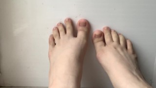 feticismo del piede! primo piano di gambe e piedi. guarda e sega