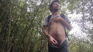 Orinando afuera como nada, ellos se follan un lugar en el bosque para desnudarse 