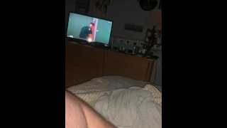 Viendo porno en mi tv mientras me masturbo una carga