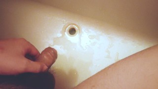 Vidéo amateur/personnel Faire pipi dans la salle de bain.  Je suis désolé, dieu du bain...