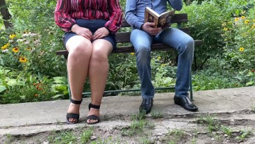 Мама-милфа с большой задницей писает рядом со мной в парке на скамейке