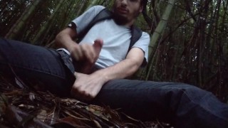森の中でザーメンを射精する