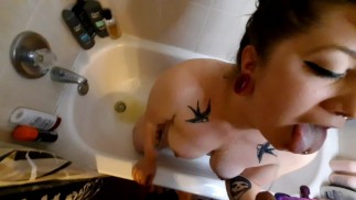 POV：肮脏的哥特荡妇得到热尿和精液淋浴