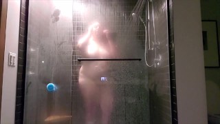 Teaser - Spion op mijn stomende douche: mollige grote borsten babe geeft je natte dildo show tegen glas