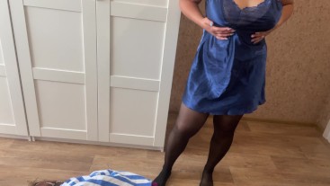 Сексуальная примерка мини-платьев с чулками