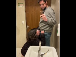 Chupando la polla de mi hermanastro en el cine