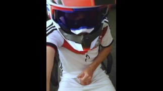 Typ masturbiert zum Klang eines Luftalarms