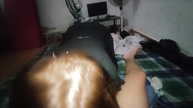 Ее навыки сосания члена потрясающие, ей не нужно использовать всю руку