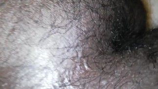 Kleiner schwarzer Schwanz genießt Handjob