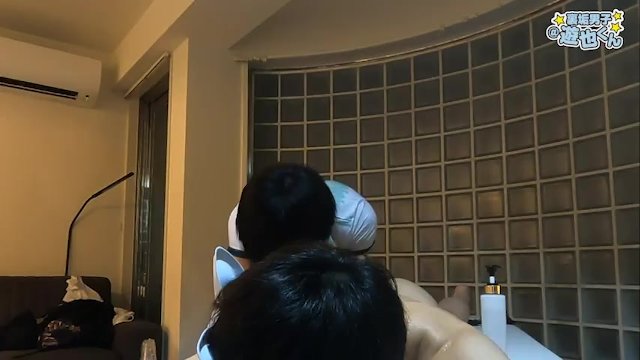 Бывший участник группы, стройный гетеросексуал делает массаж гею, с которым познакомился в социальных сетях.
