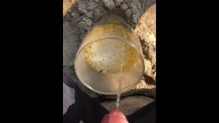 Pissen en klaarkomen op het strand weer