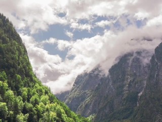 Se Détendre Sous La Table Avec Une Branlette Chaude D’une Bite Brune épaisse Asiatique