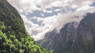 Se détendre sous la table avec une branlette chaude d’une bite brune épaisse asiatique