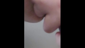 Needy Kitten schluckt ihren Lieblingsvibe herunter