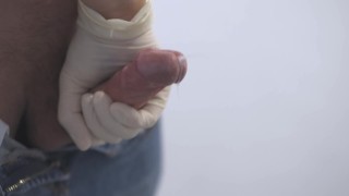 病院で医者による手コキ。私のコックをけいれんするゴム手袋の看護師