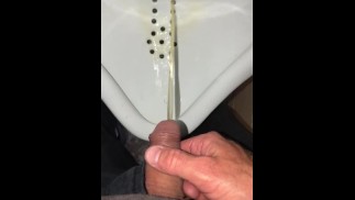 Мочеиспускание писсуара