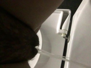Pisse Aus Einer Haarigen Fotze in Einer öffentlichen Toilette