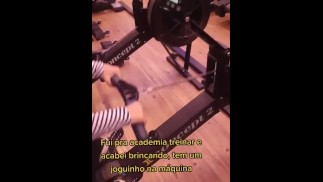 Кэти БлэкРоуз Растягивается Своим Личным Тренером