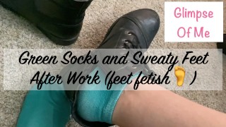 Calcetines verdes y pies sudorosos después del trabajo (fetiche de pies) - GlimpseOfMe