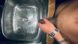 Bon pipi dans le lavabo de la cuisine portant un rolex regarder PIPI APRÈS ÉJACULER CHAUD PISSING