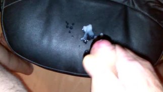 Слизывание спермы с офисного стула 