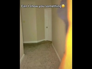 Сексуальная милфа дразнит в обтягивающем черном платье