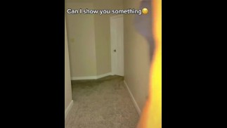 Сексуальная милфа дразнит в обтягивающем черном платье