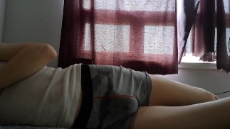 Süßes Transmädchen macht das Bett nass