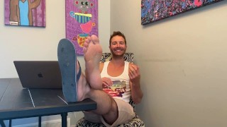 Compañero de cuarto te pilla mirando sus suaves pies sexys! (1080p HD VISTA PREVIA)