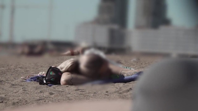 Bulge Dick Flash on Beach - Public Flashing