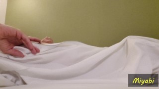 【Hombre sumiso】 La masturbación del pezón del chico asiático japonés hace que el pezón orgasmo en el hotel